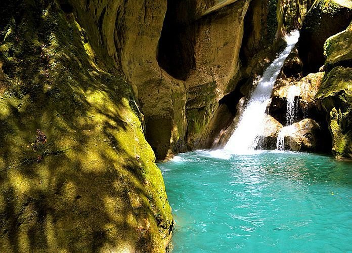 Bassin Bleu à Jacmel : La retraite naturelle ultime dans le sud-est d’Haïti Bassin Bleu à Jacmel : La retraite naturelle ultime dans le sud-est d’Haïti